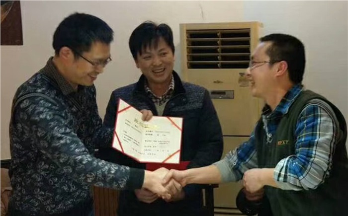年度总结暨表彰会，员工喜领股权证书、荣誉证书和奖金